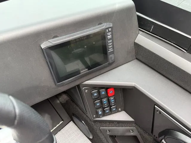 Slide: The Image of Alumacraft Competitor 175X Sport 2025 - 17