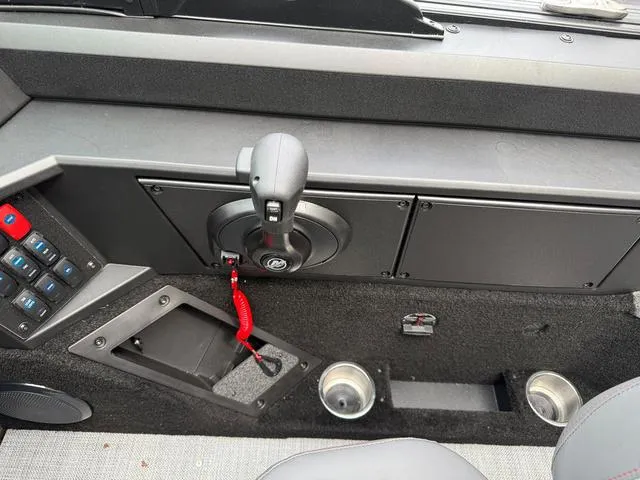 Slide: The Image of Alumacraft Competitor 175X Sport 2025 - 18