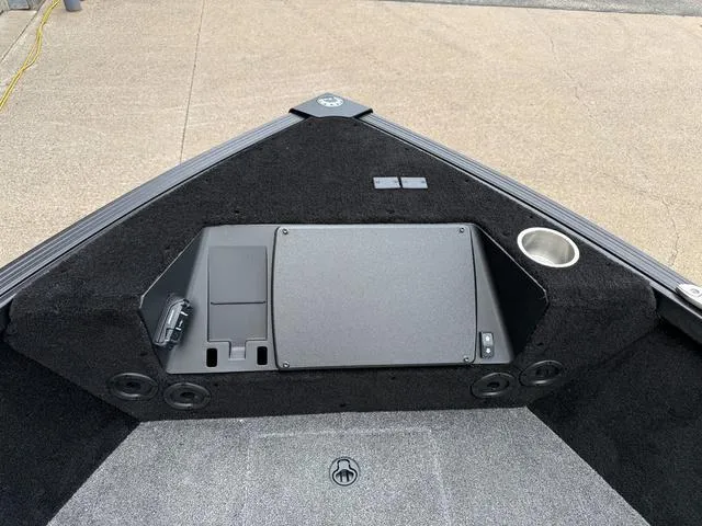 Slide: The Image of Alumacraft Competitor 175X Sport 2025 - 23