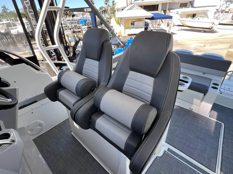 Slide: The Image of 2021 Jeanneau Leader 9.0 WA boat seats, featuring modern design and comfort. - 28