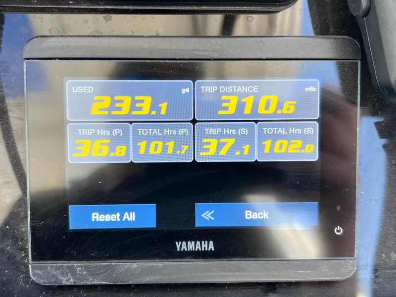 Slide: The Image of Yamaha display showing fuel usage, trip distance, and engine hours for Jeanneau Leader 9.0 WA. - 35