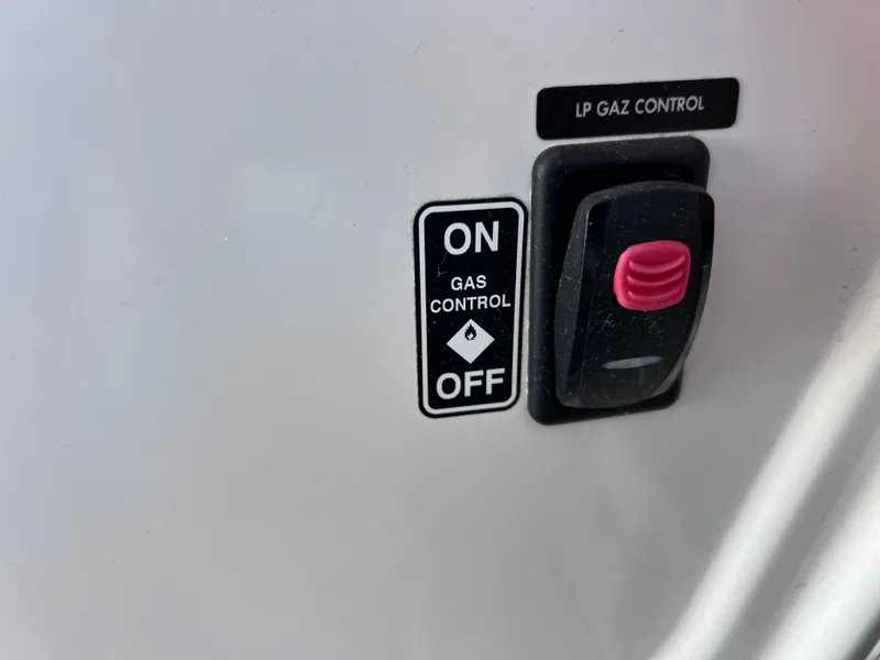 Slide: The Image of Gas control switch on 2021 Jeanneau Leader 9.0 WA boat. - 39