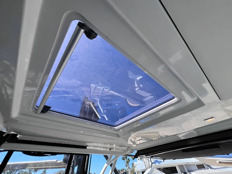 Slide: The Image of 2021 Jeanneau Leader 9.0 WA boat skylight with clear blue sky view. - 41