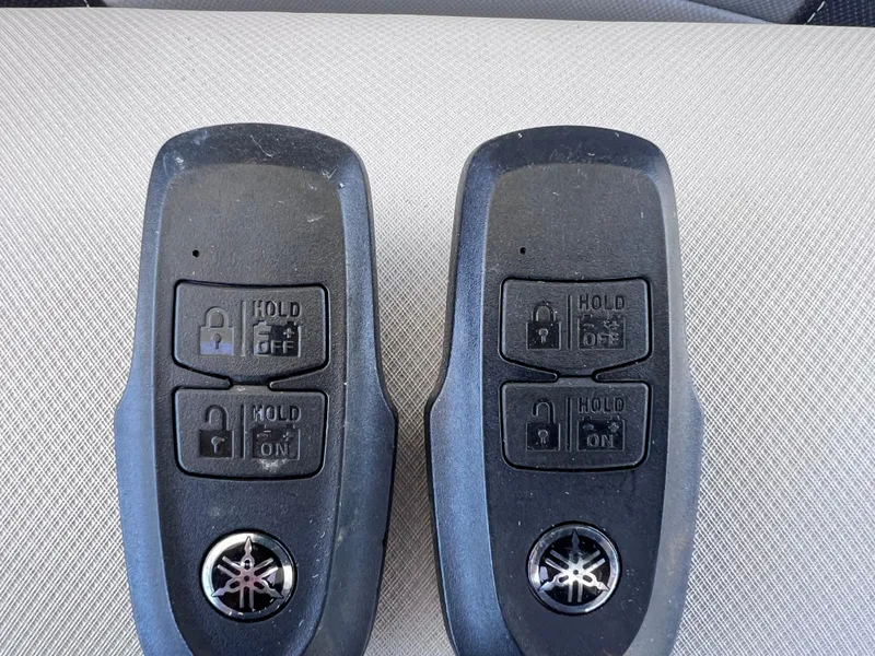 Slide: The Image of Key fobs for 2021 Jeanneau Leader 9.0 WA with Yamaha engines, featuring lock and unlock buttons. - 49