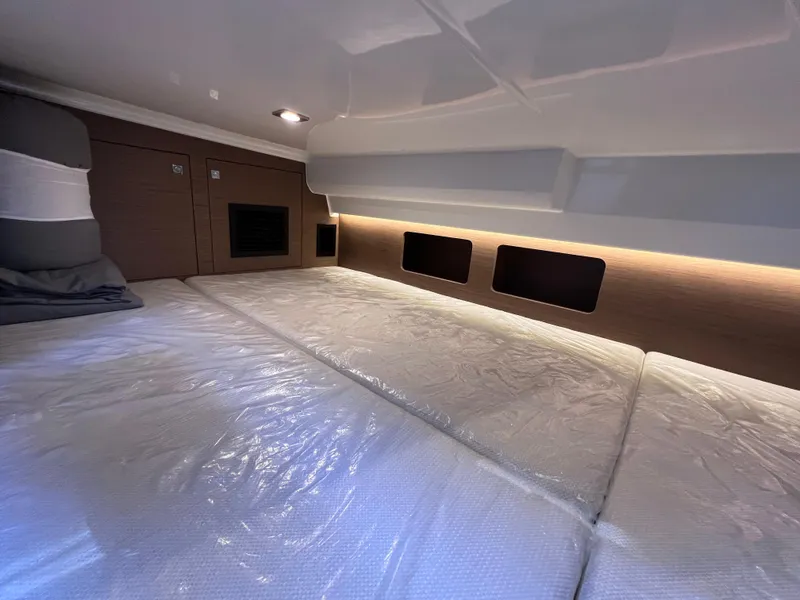 Slide: The Image of Jeanneau Leader 9.0 WA TWIN YAMAHA 250s w/ BOW & STERN THRUSTERS 2021 - 58