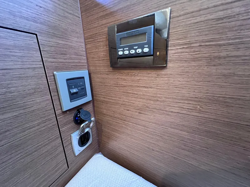 Slide: The Image of Jeanneau Leader 9.0 WA TWIN YAMAHA 250s w/ BOW & STERN THRUSTERS 2021 - 59