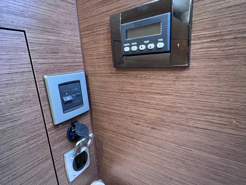 Slide: The Image of Jeanneau Leader 9.0 WA TWIN YAMAHA 250s w/ BOW & STERN THRUSTERS 2021 - 60