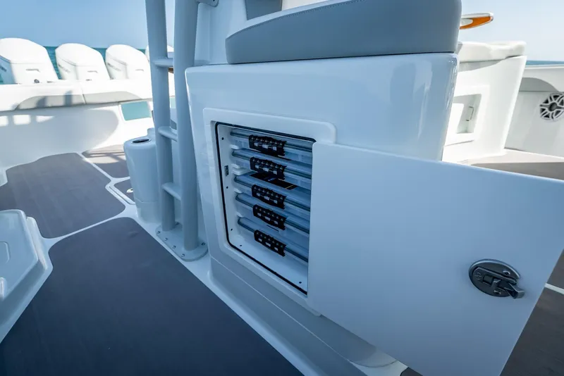 Slide: The Image of Yellowfin 54 Offshore 2023 - 98