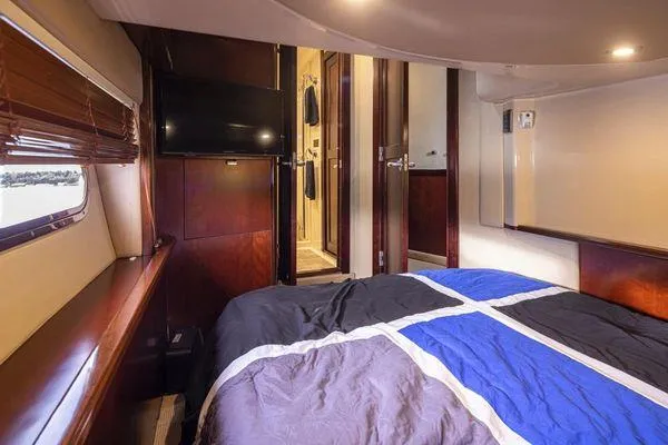 Slide: The Image of Luxurious cabin interior of 2005 Sea Ray 520 Sedan Bridge yacht. - 41