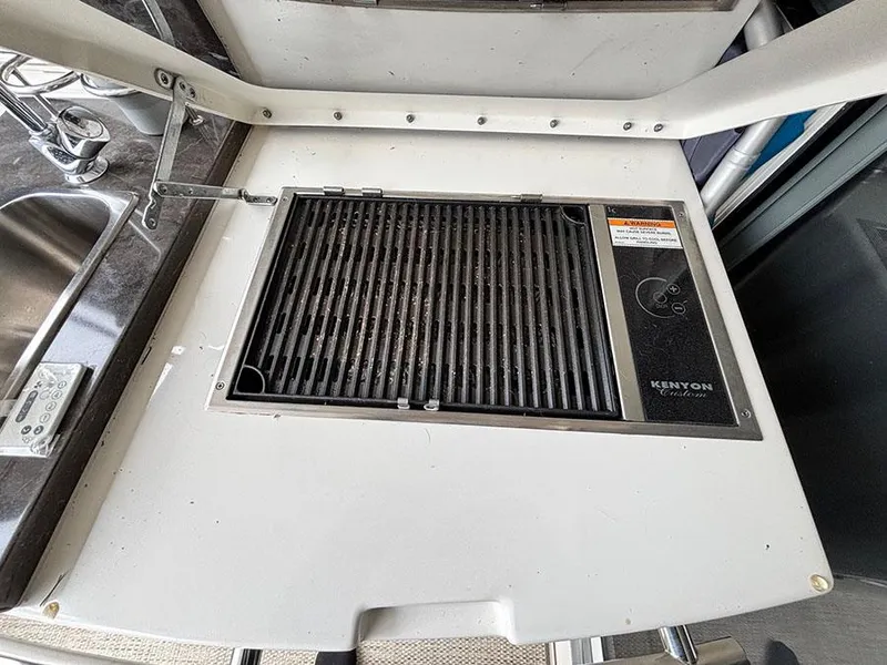 Slide: The Image of Built-in Kenyon grill on 2013 Sea Ray 450 Sedan Bridge yacht. - 15