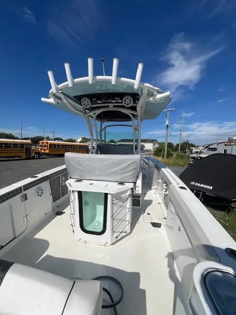 Slide: The Image of 2022 Wellcraft 262 Fisherman boat with T-top and Yamaha engine, docked under clear blue sky. - 9