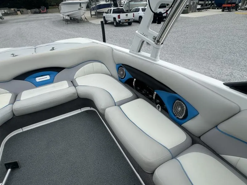 Slide: The Image of Interior of 2013 Malibu Wakesetter 23 LSV boat with white and blue seating. - 18