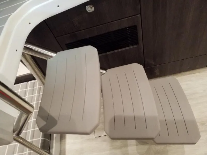Slide: The Image of Steps on a 2021 Formula 430 Super Sport Crossover boat, featuring sleek design and modern materials. - 10