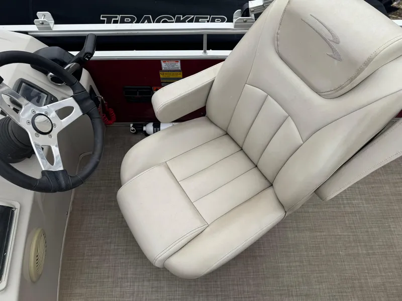Slide: The Image of Captain's chair and steering wheel of a 2016 Bennington 22 SS boat. - 9