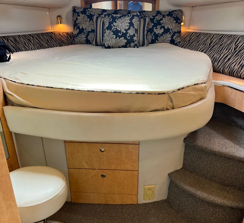 Slide: The Image of 1997 Sea Ray 450 Sundancer cabin with round bed and decorative pillows. - 6