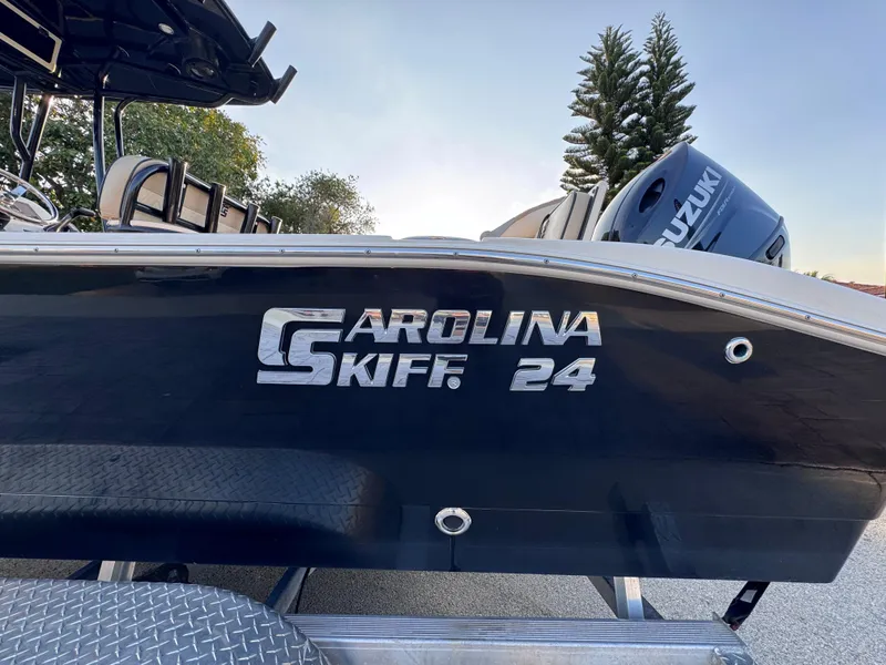 Slide: The Image of 2021 Carolina Skiff Ultra Elite 24 boat with Suzuki engine, side view. - 4