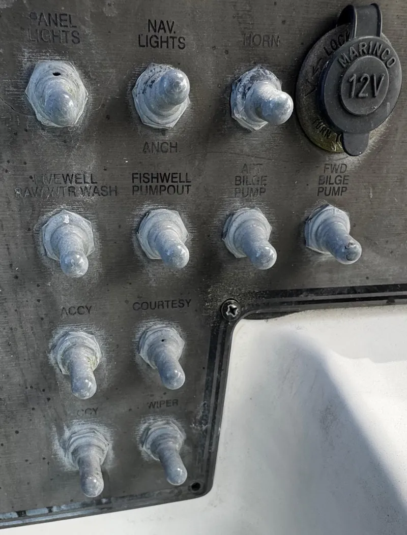 Slide: The Image of 2001 Aquasport 215 Explorer - 31