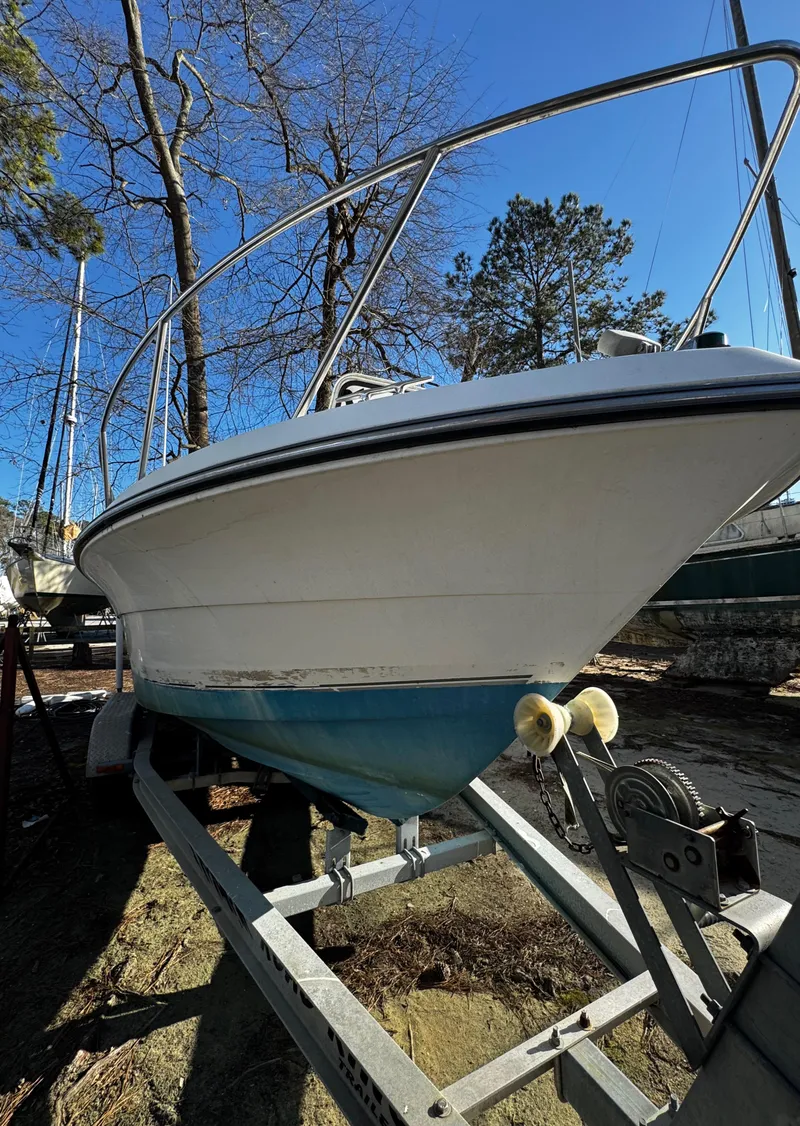 Slide: The Image of 2001 Aquasport 215 Explorer - 40