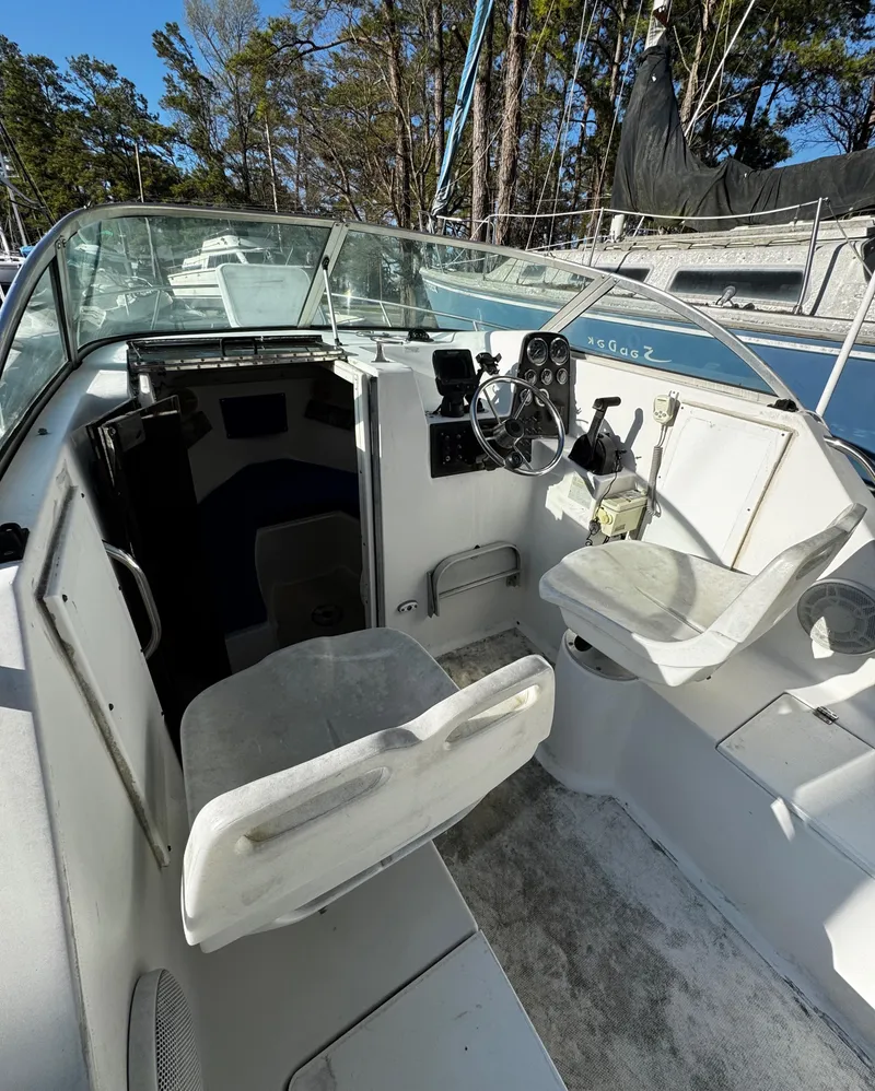 Slide: The Image of 2001 Aquasport 215 Explorer - 7