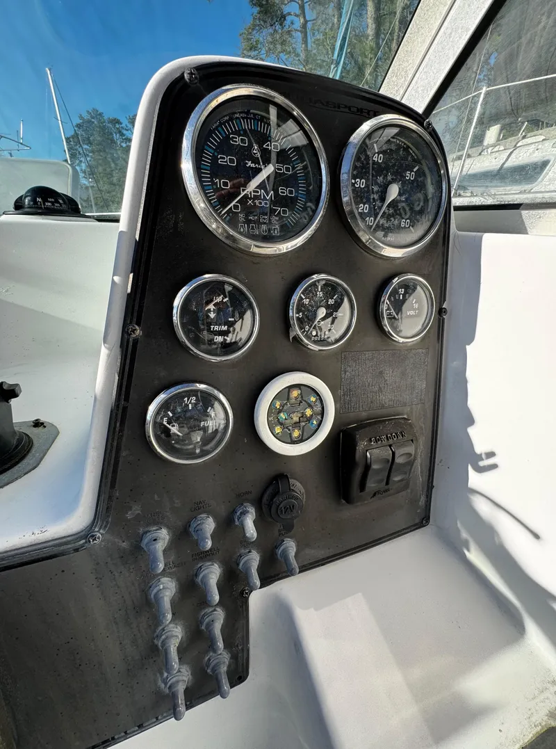 Slide: The Image of 2001 Aquasport 215 Explorer - 8