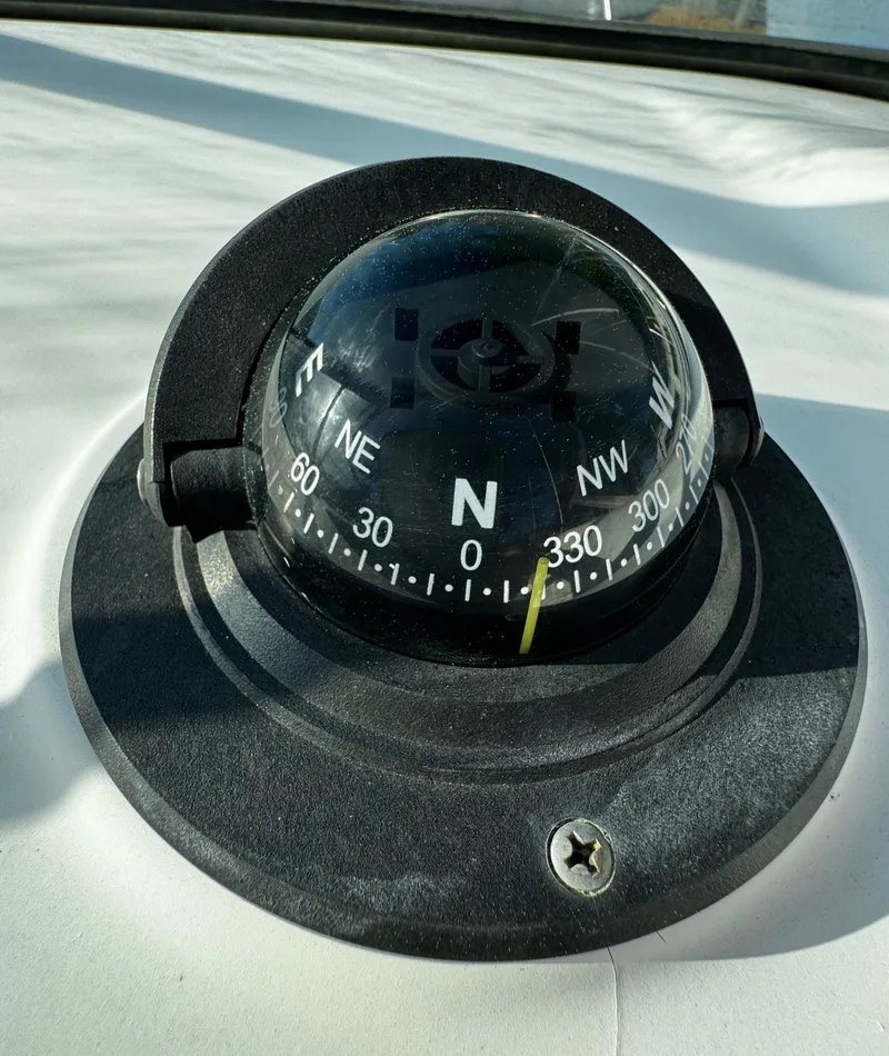 Slide: The Image of 2001 Aquasport 215 Explorer - 9