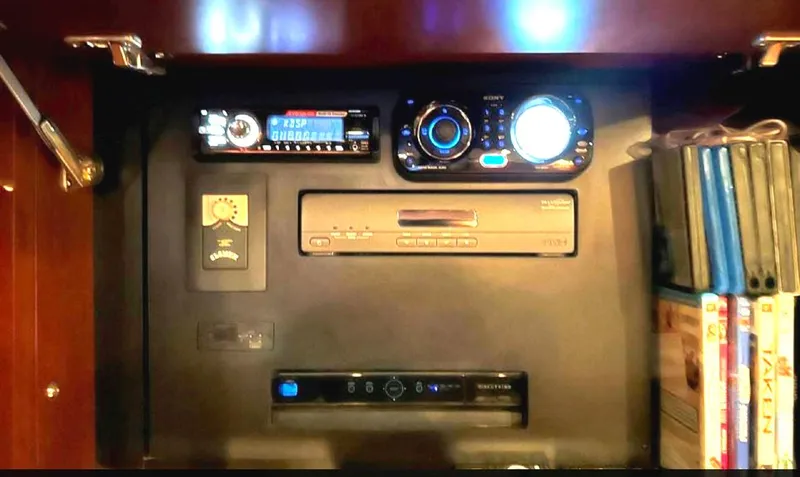 Slide: The Image of Sea Ray 470 Sundancer 2011 - 37