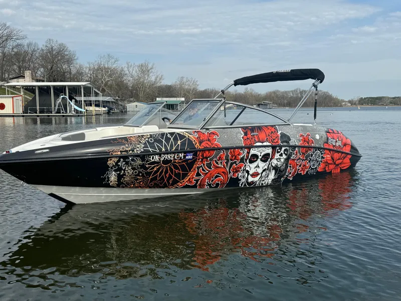 Slide: The Image of 2005 Yamaha Boats 230 SX with vibrant custom artwork on a calm lake. - 0