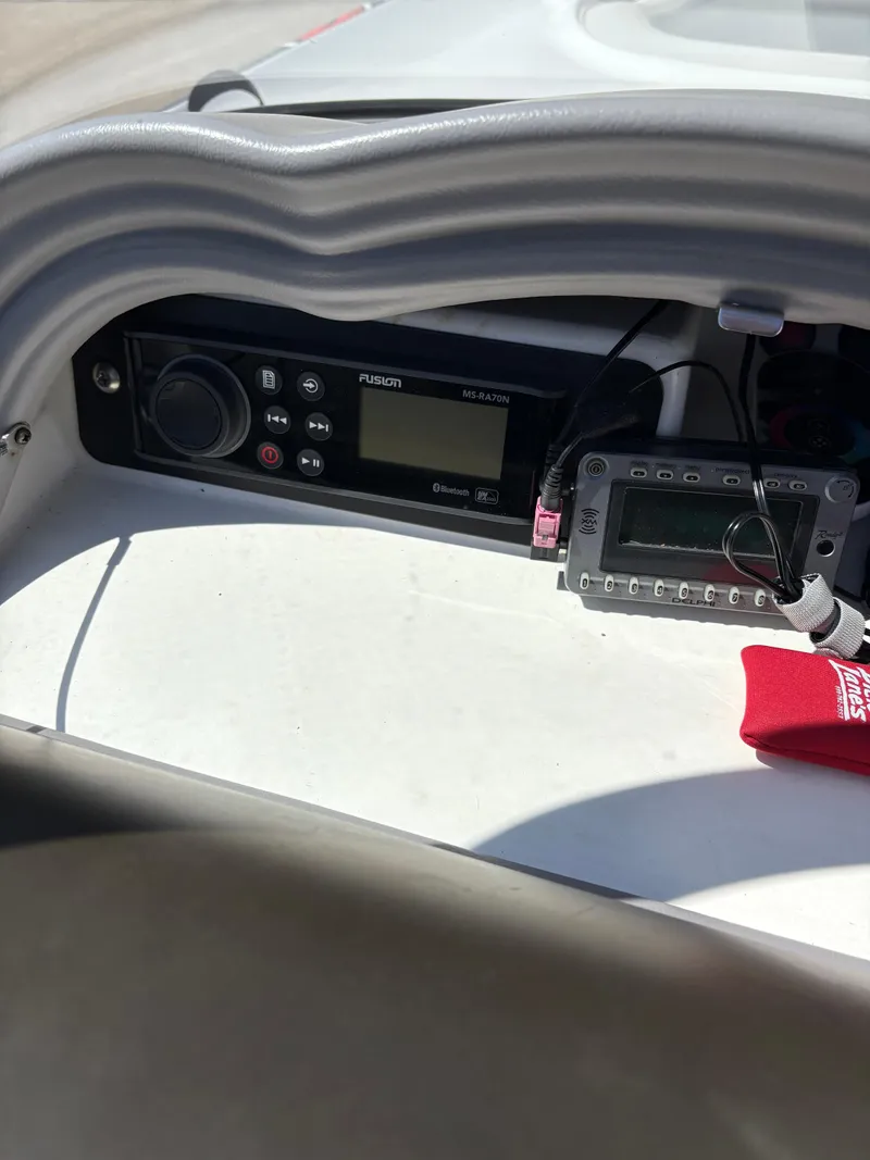 Slide: The Image of Yamaha Boats 230 SX 2005 dashboard with radio and control panel. - 11