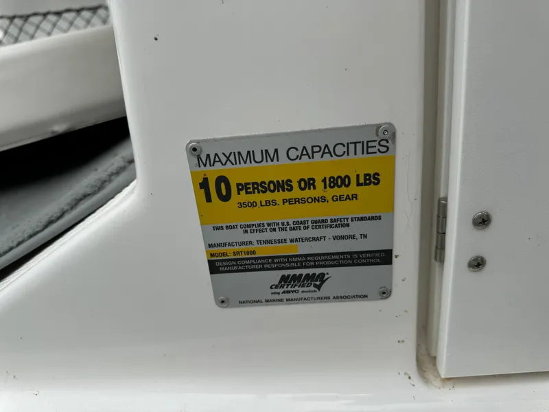 Slide: The Image of Capacity label on 2005 Yamaha Boats 230 SX, max 10 persons or 1800 lbs. - 16