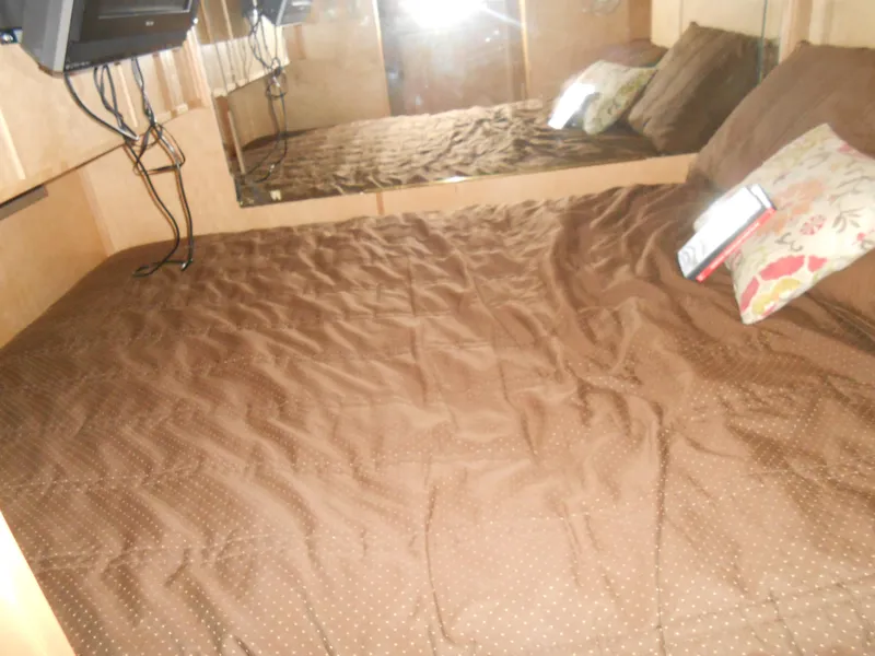Slide: The Image of Interior of 2008 Sumerset 7518 with cozy bed and decorative pillows. - 11