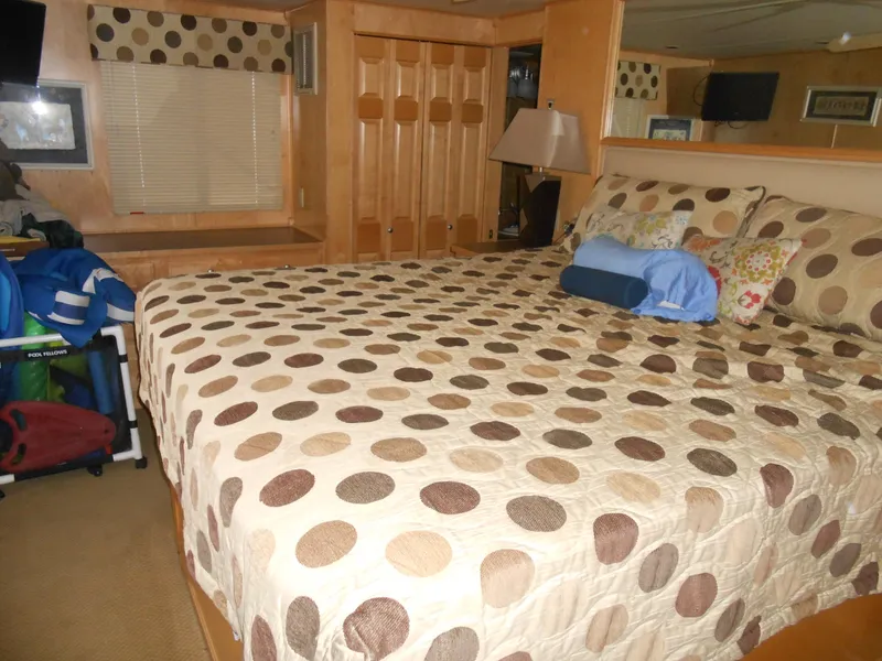 Slide: The Image of Bedroom interior of 2008 Sumerset 7518 houseboat with polka dot bedding. - 15