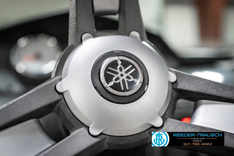 Slide: The Image of Steering wheel of 2018 Yamaha Boats SX190 with logo, close-up view. - 34