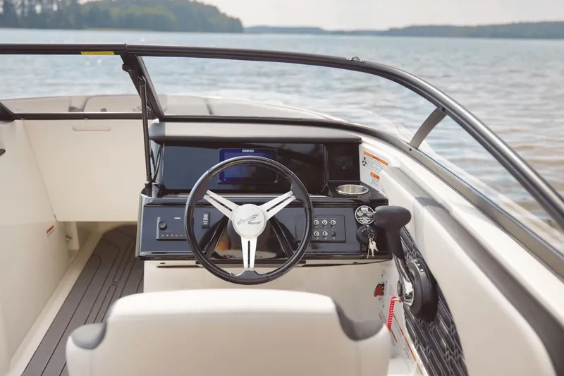 Slide: The Image of Sea Ray SPX 190 Outboard 2025 - 32