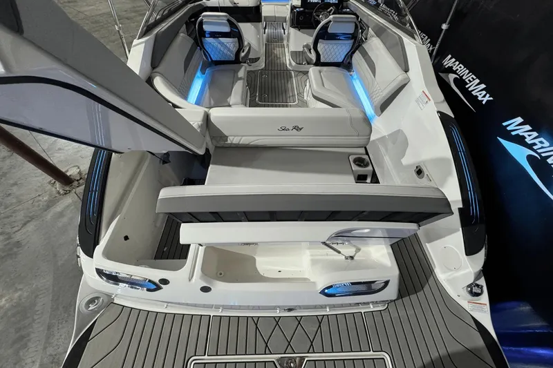 Slide: The Image of Sea Ray SLX 260 2025 - 10