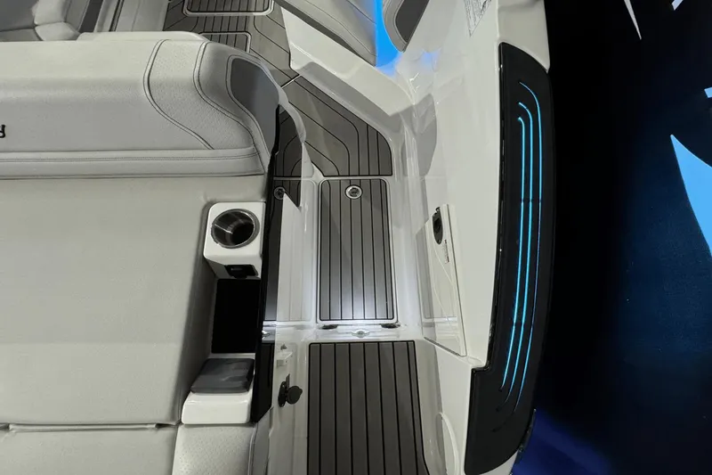 Slide: The Image of Sea Ray SLX 260 2025 - 13