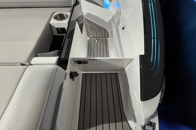 Slide: The Image of Sea Ray SLX 260 2025 - 14