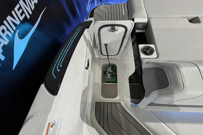 Slide: The Image of Sea Ray SLX 260 2025 - 15