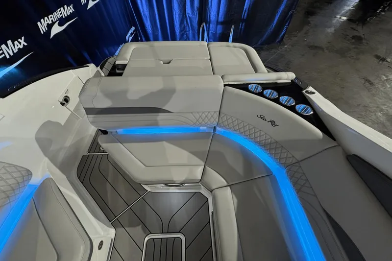 Slide: The Image of Sea Ray SLX 260 2025 - 16