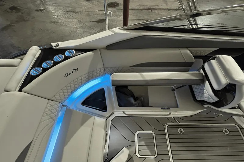 Slide: The Image of Sea Ray SLX 260 2025 - 17