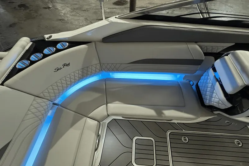 Slide: The Image of Sea Ray SLX 260 2025 - 18