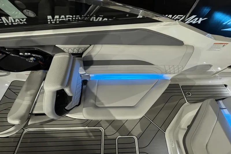 Slide: The Image of Sea Ray SLX 260 2025 - 19