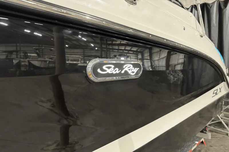 Slide: The Image of Sea Ray SLX 260 2025 - 2