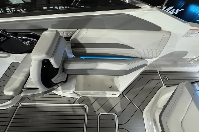 Slide: The Image of Sea Ray SLX 260 2025 - 20