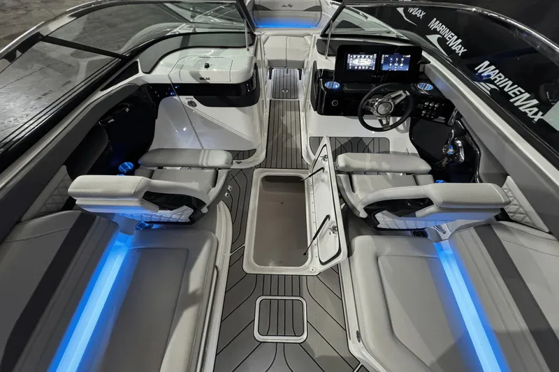 Slide: The Image of Sea Ray SLX 260 2025 - 22