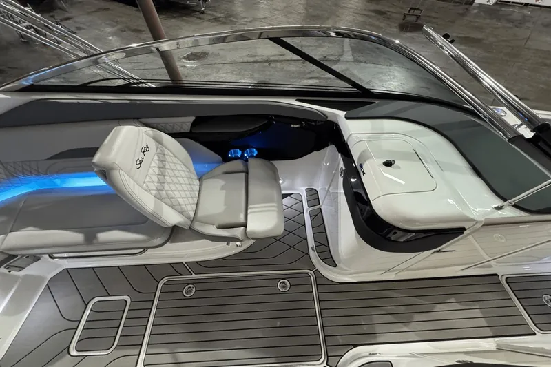 Slide: The Image of Sea Ray SLX 260 2025 - 24
