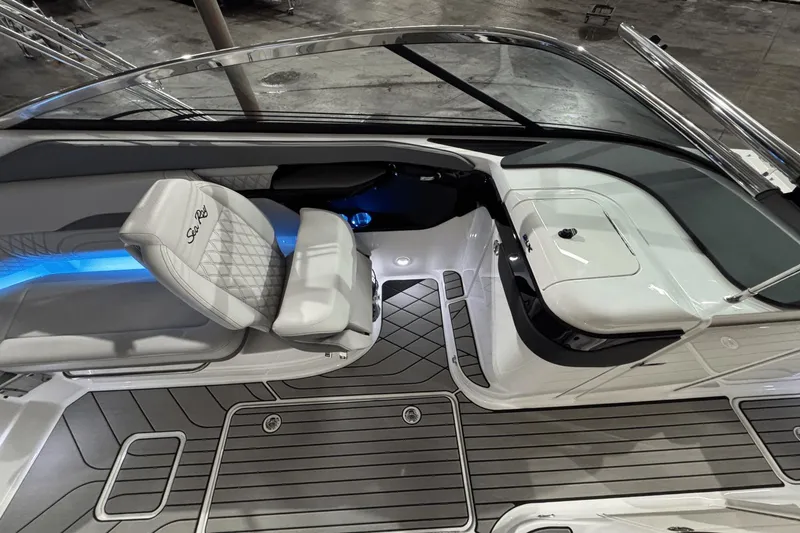 Slide: The Image of Sea Ray SLX 260 2025 - 25