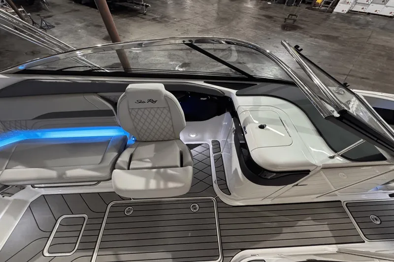 Slide: The Image of Sea Ray SLX 260 2025 - 26