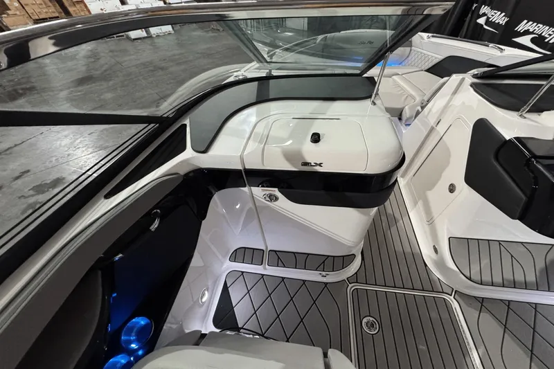 Slide: The Image of Sea Ray SLX 260 2025 - 27