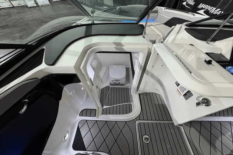 Slide: The Image of Sea Ray SLX 260 2025 - 28