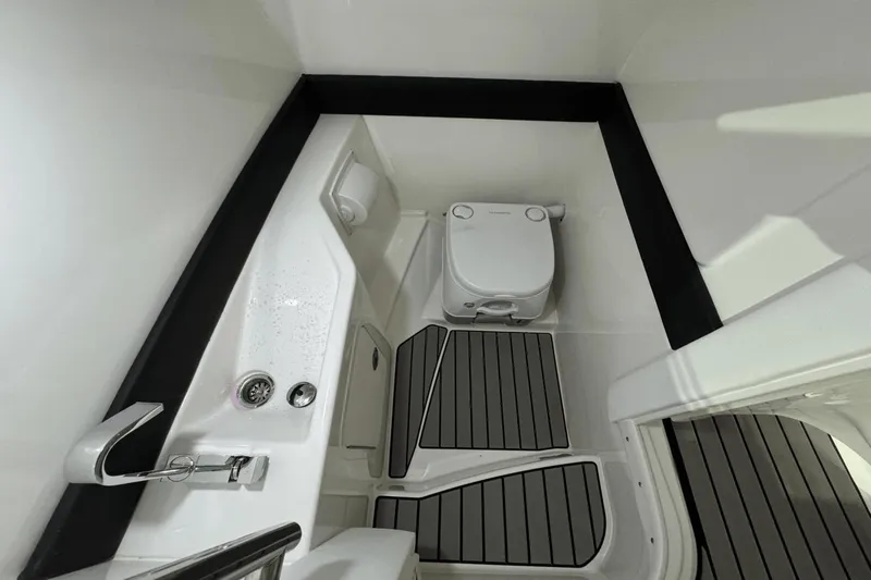 Slide: The Image of Sea Ray SLX 260 2025 - 29